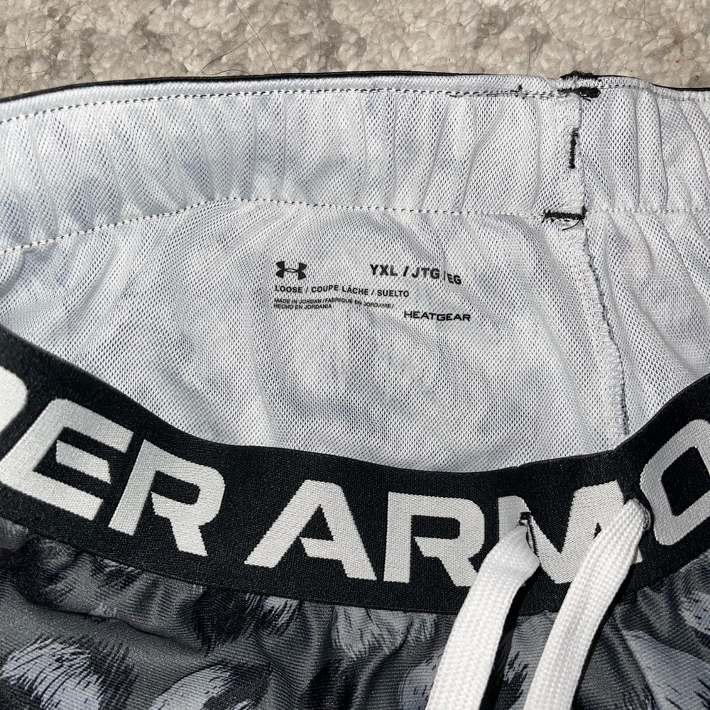 Underarmour Heat gear shorts YXL - Picture 2 of 2